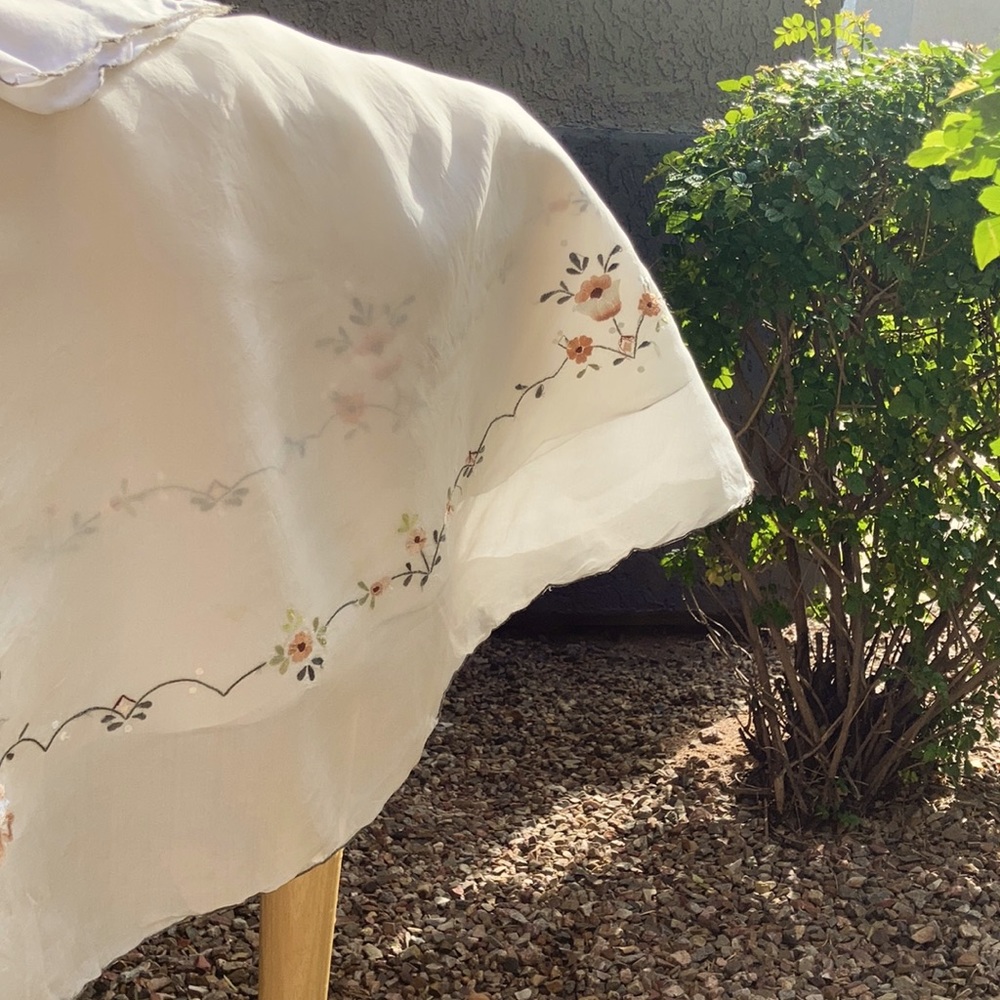 LOVELY Tablecloth 66”ROUND 6NAPKINS